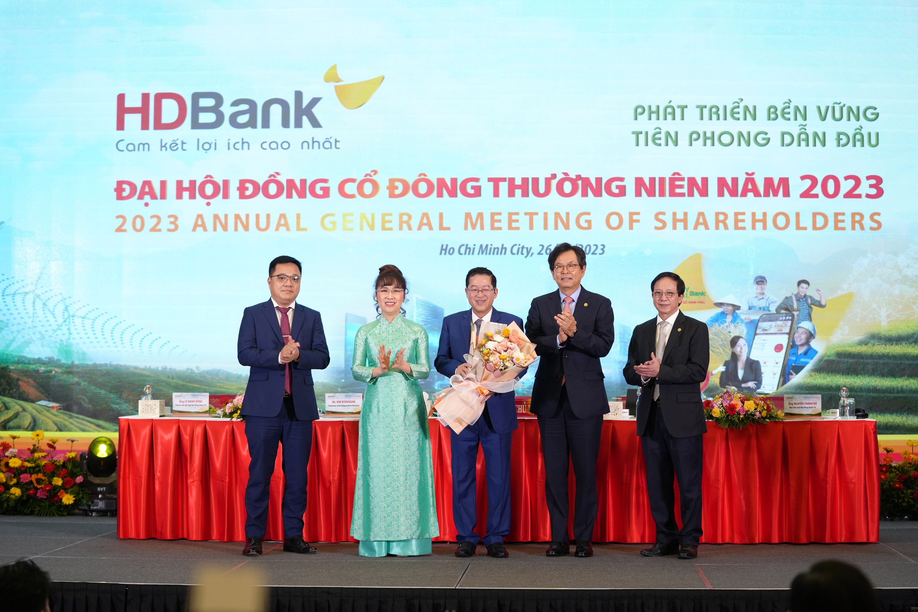 From left to right: Mr. Le Manh Dung, Independent member of HDBank