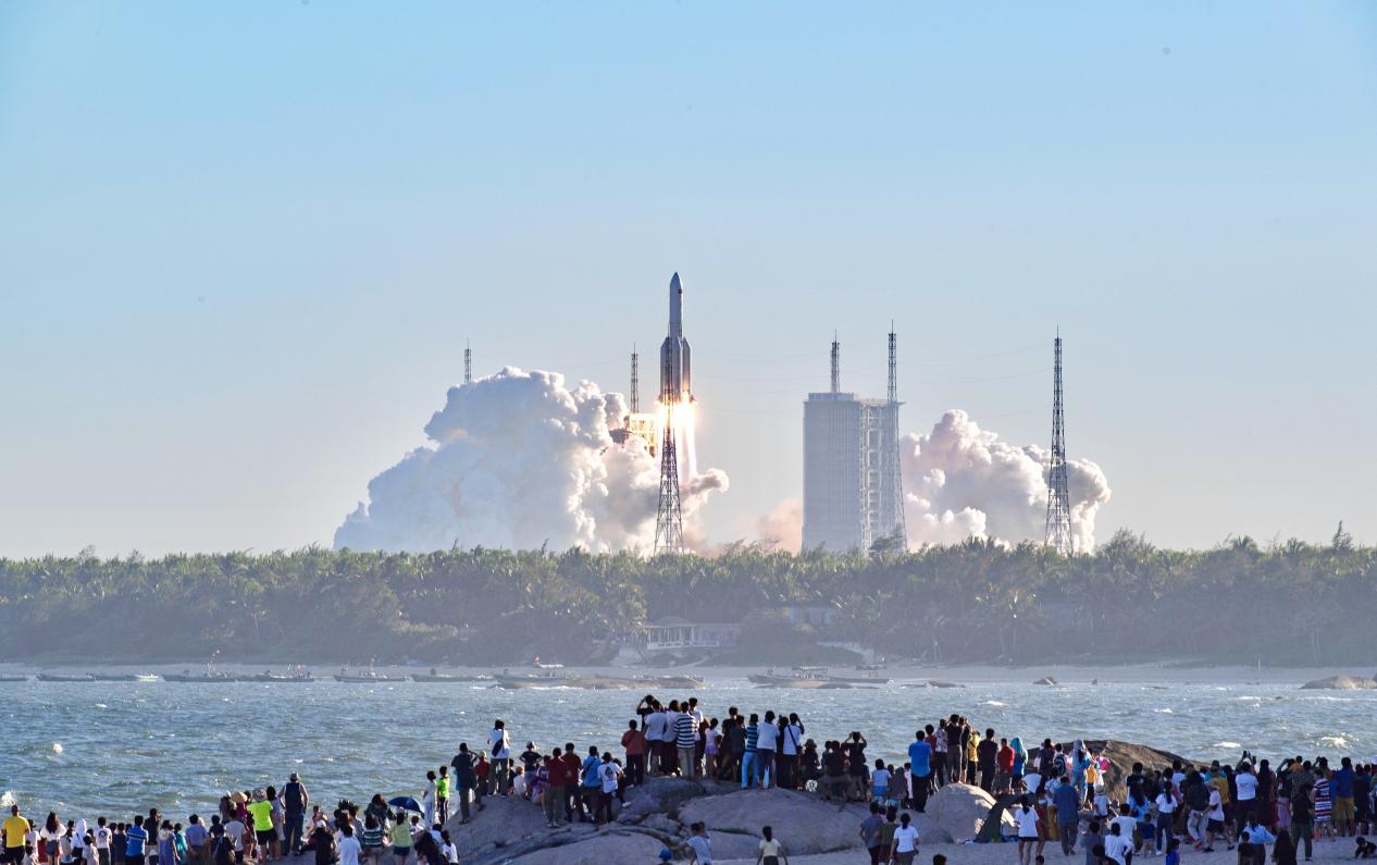 Tourists watch a rocket launch at Qishui Bay, Longlou Town, Wenchang.