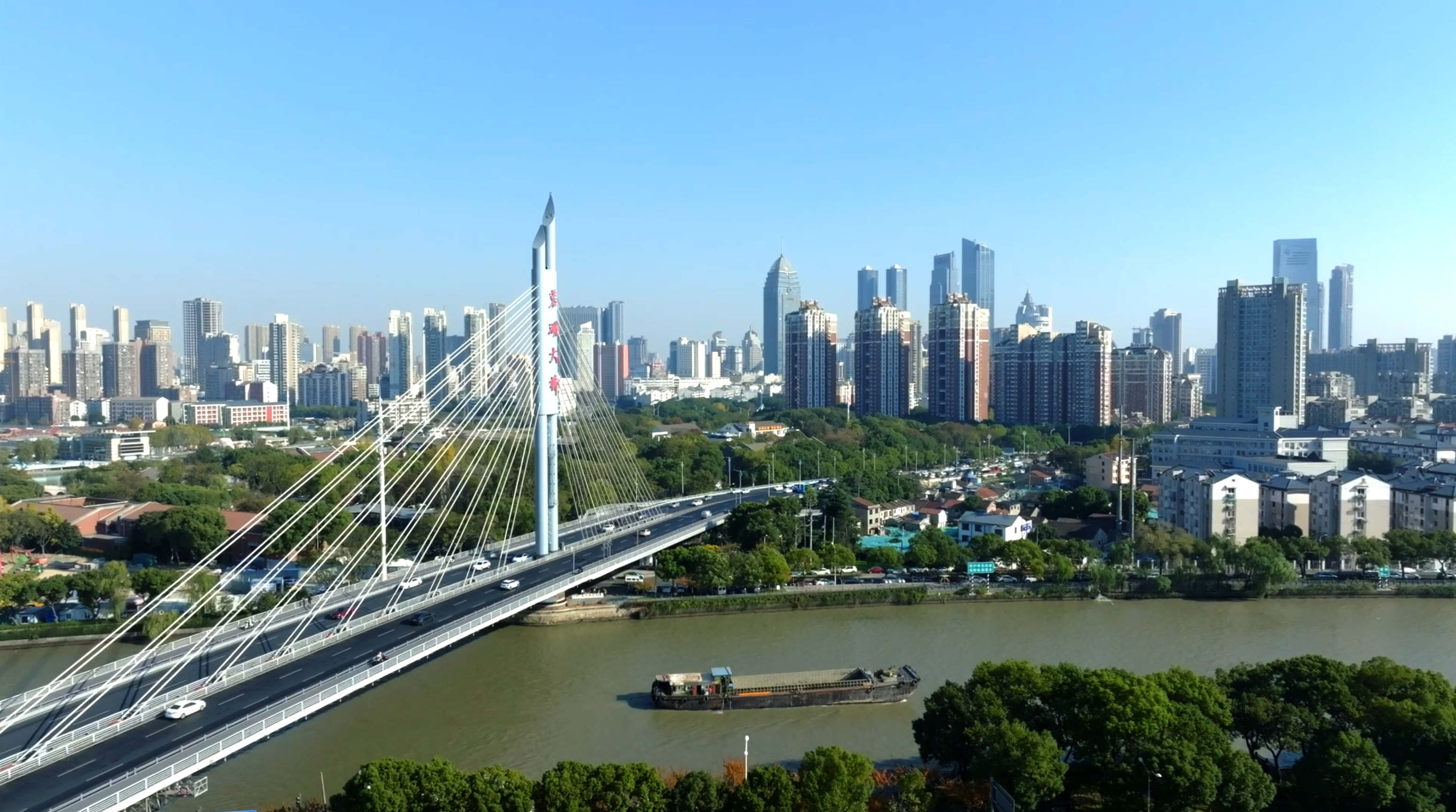 Wuxi, a city in E China, effortlessly weaves together the tapestries of history and modernity