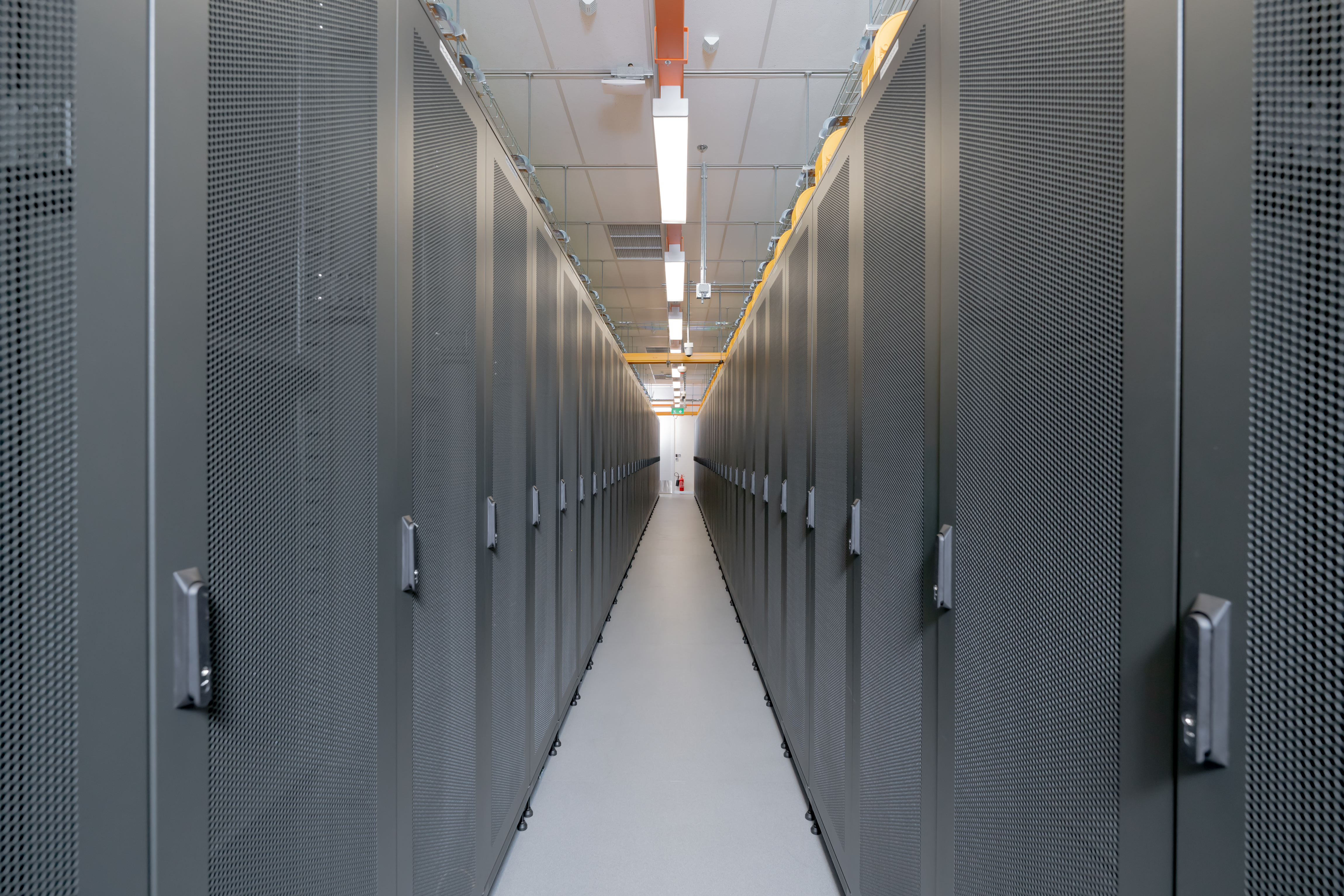 The infrastructure of SUNeVision MEGA IDC Phase One is highly resilient, with multiple backup power systems to ensure ultra-low latency and uninterrupted operations.