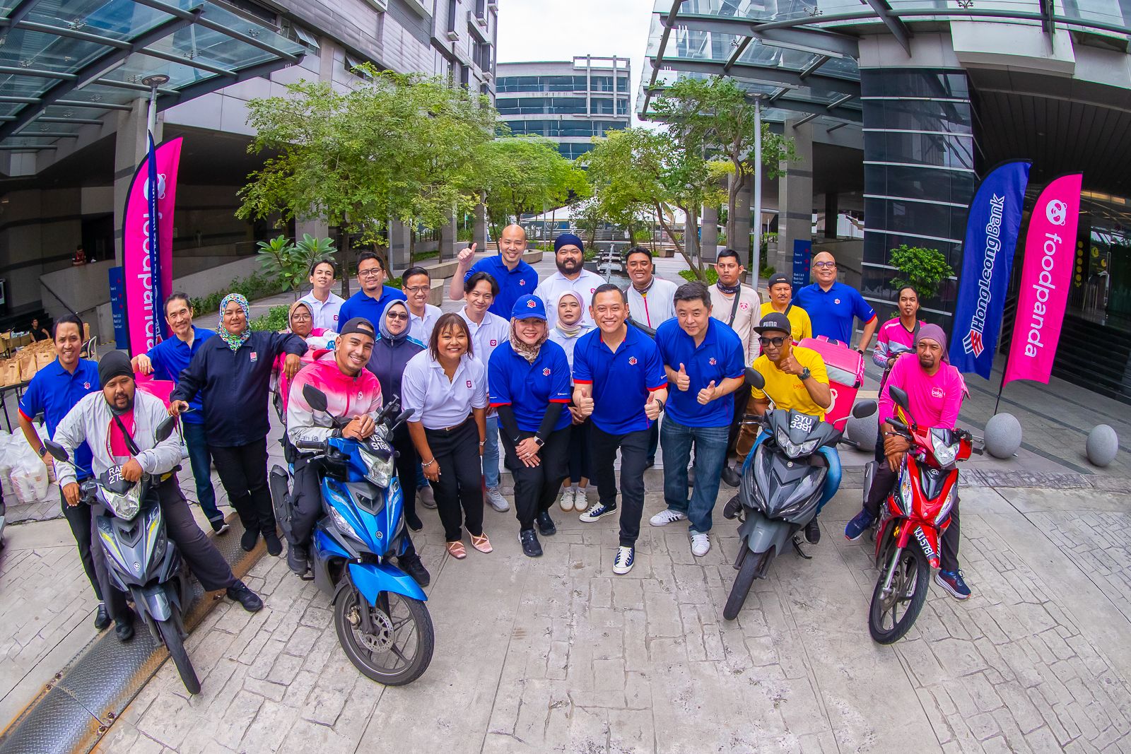 The teams from HLB and HLISB gathered at the Bank’s PJ City headquarters with foodpanda to distribute 1000 buka puasa meals to foodpanda riders.