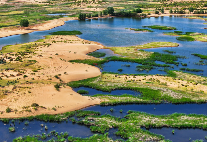 An oasis in Kubuqi Desert, Hangjin Banner, Ordos