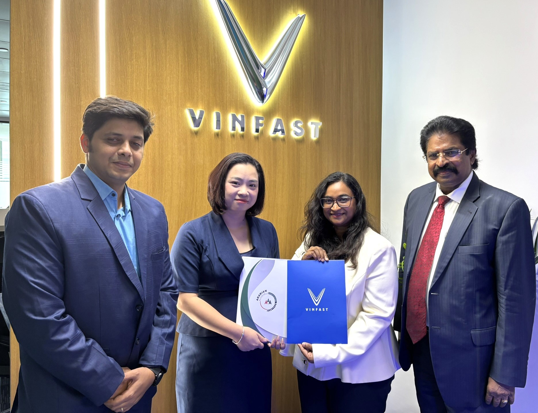 Ms. Do Hoai Linh, CEO of VinFast Middle East (second from left); Mr. Paul Joseph, Managing Director of AAA (far right), together with representatives of both parties at the MOU signing ceremony.