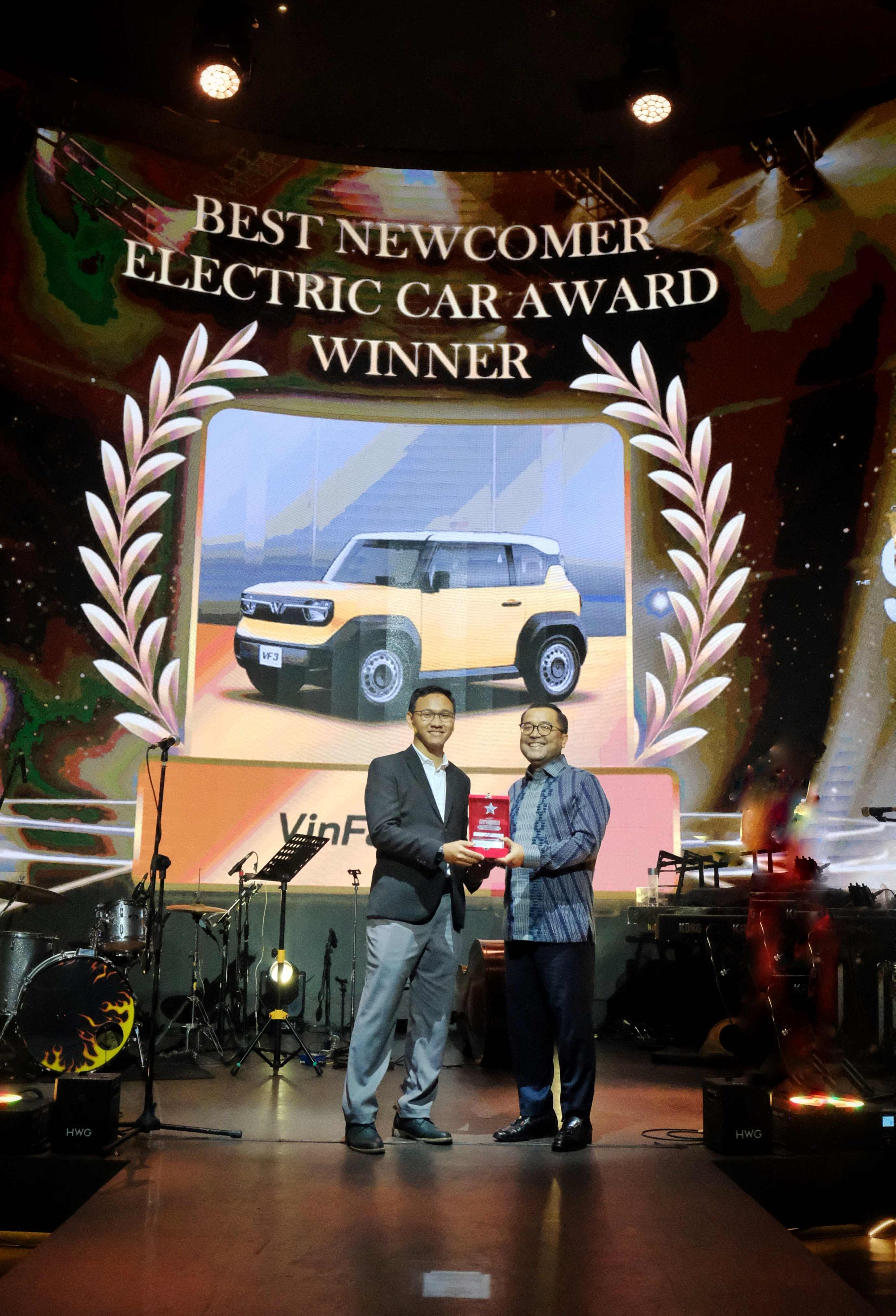 VinFast Indonesia CEO – Mr. Kariyanto Hardjosoemarto receives the award for “The Best Newcomer Electric Car” for the VF 3 at the Carvaganza Editors’ Choice Awards 2025.
