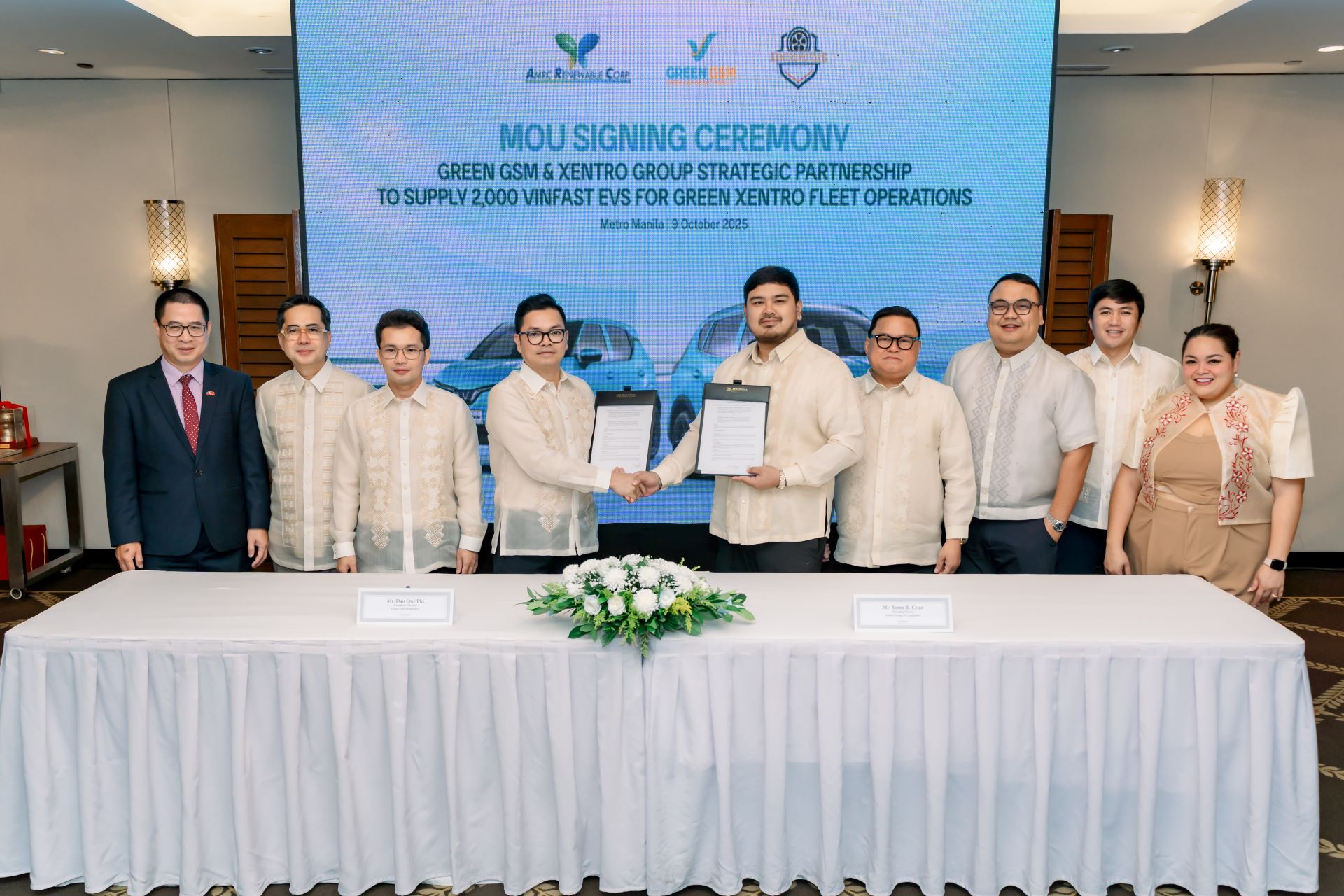 Representatives of the Vietnamese government, Philippine local authorities, GSM, and Xentro Group at the MOU signing ceremony on the supply of 2,000 VinFast EVs to operate the Green Xentro fleet.