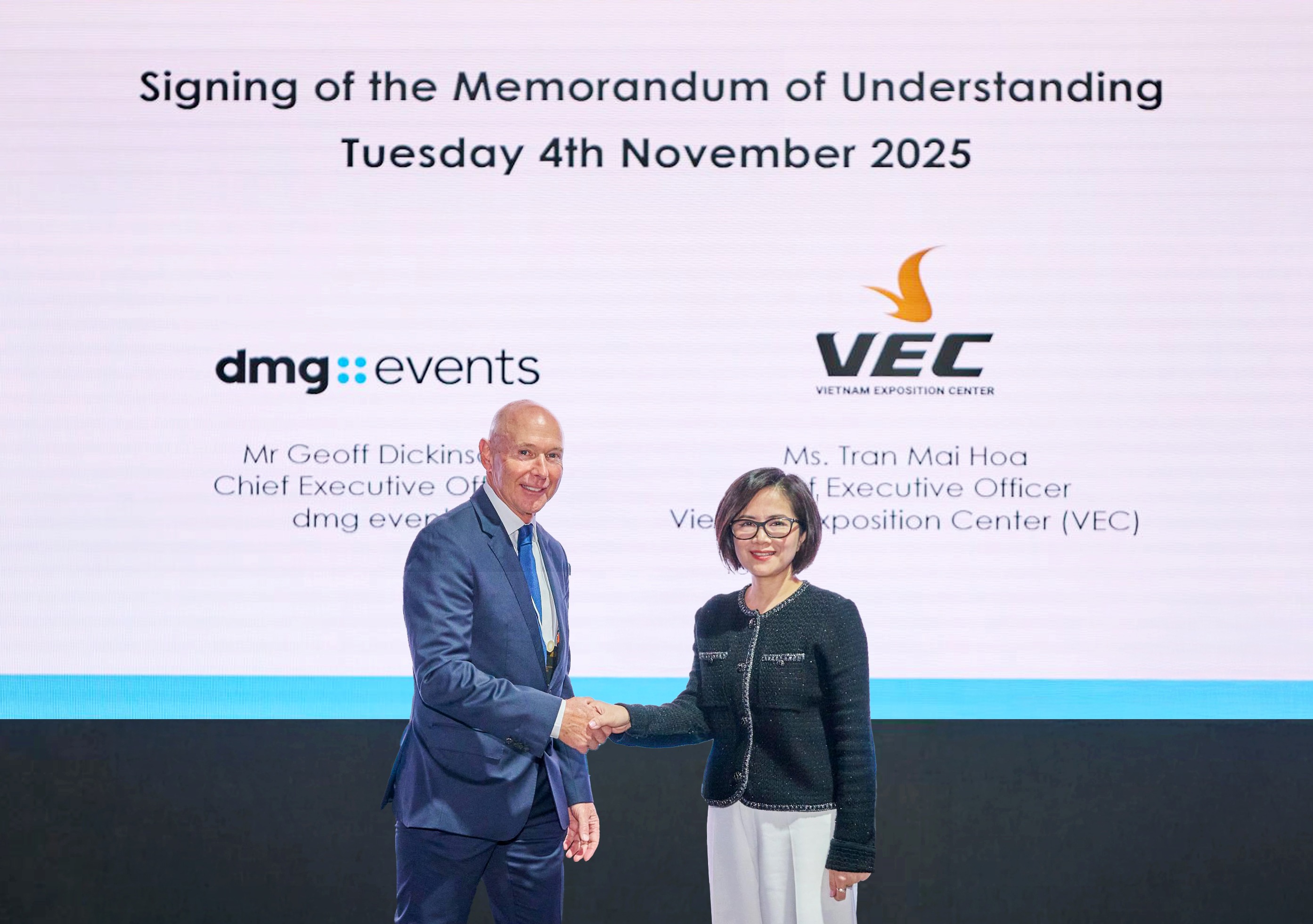 Mr. Geoff Dickinson, CEO of dmg events (left), and Ms. Trần Mai Hoa, CEO of VEC (right), at the signing ceremony.