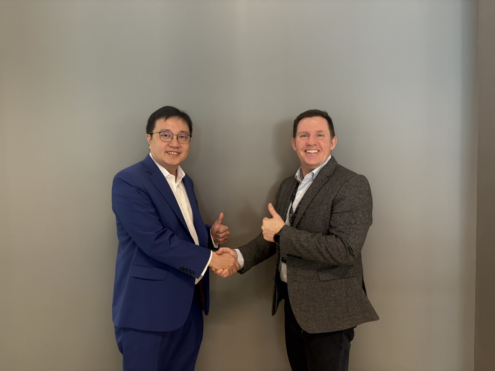 DFIQ Media Hong Kong and WPP Media Hong Kong announced a strategic partnership that brings the power of Open Intelligence for Commerce to Hong Kong for the first time. Pictured are Wee Lee Loh, Group Chief Digital & yuu Rewards Officer, DFI Retail Group (left) and Michael Beecroft, CEO of WPP Media North East Asia (right).